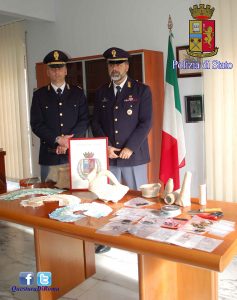 I poliziotti con il materiale sequestrato