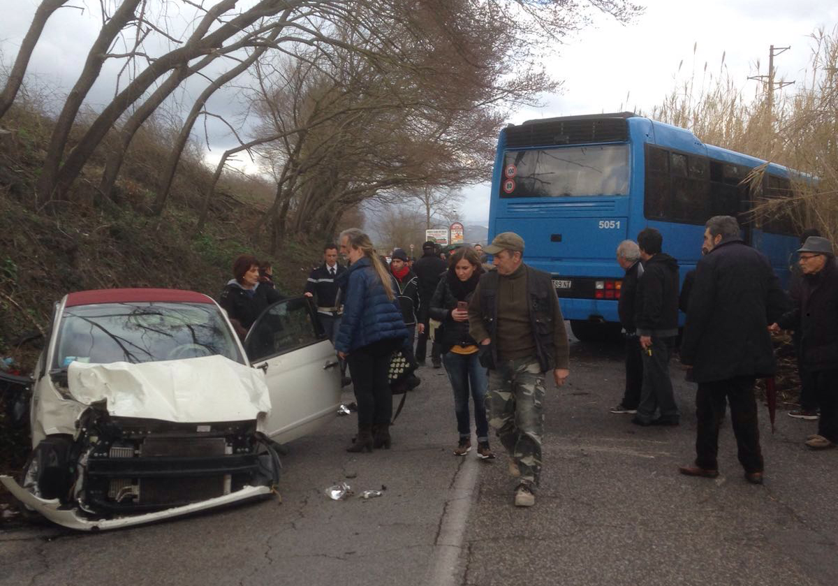 Incidente sulla Tiburtina, due auto ed un bus del Cotral