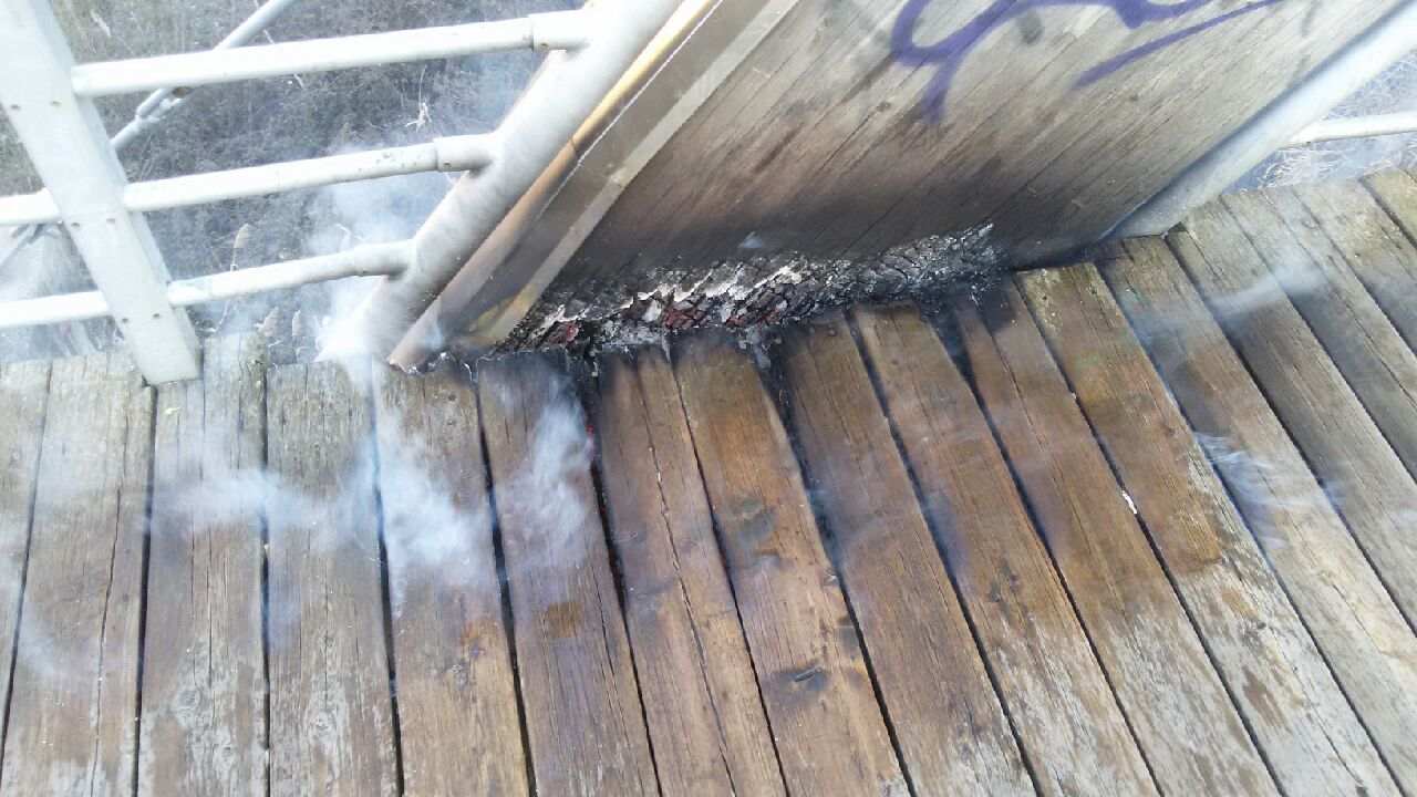 AGGIORNAMENTO – Incendio sul Ponte della Pace, indagano i Carabinieri