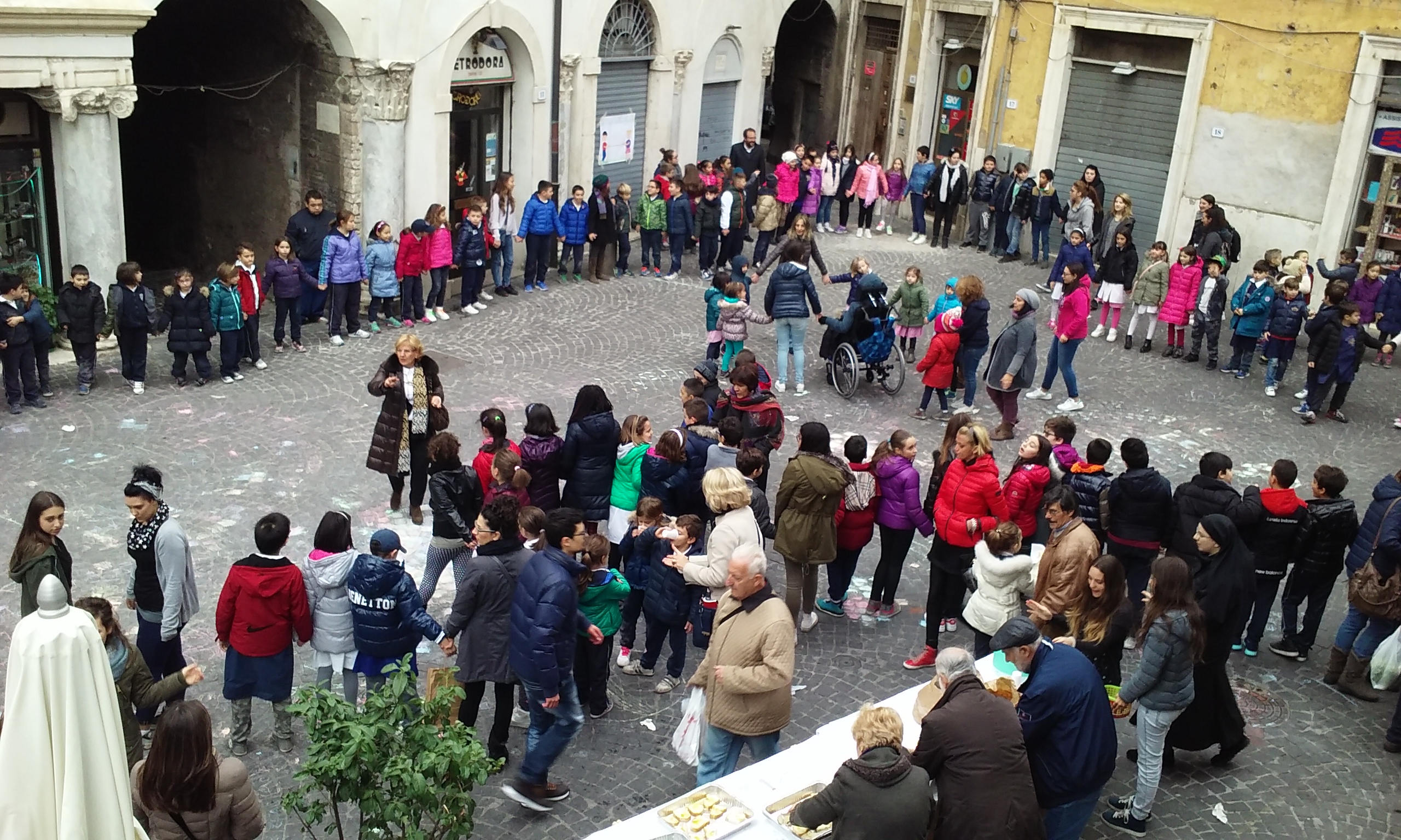 Successo per la Giornata dei Diritti dell’Infanzia: girotondo più grande della piazza