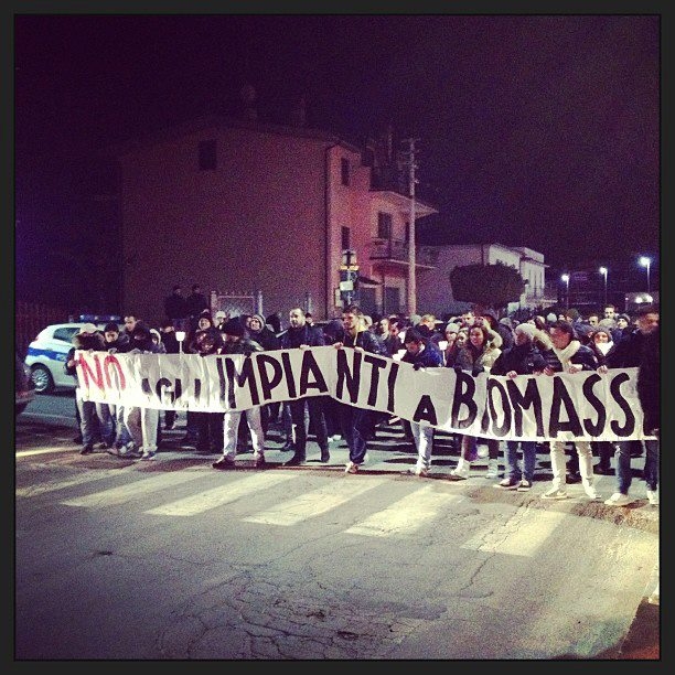 Impianti a biomasse, ieri sera la fiaccolata: centinaia i “no”