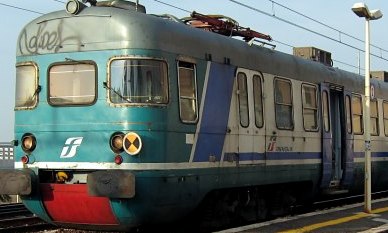 Pendolari Fr2, pochi vagoni: “Si viaggia gonfi”