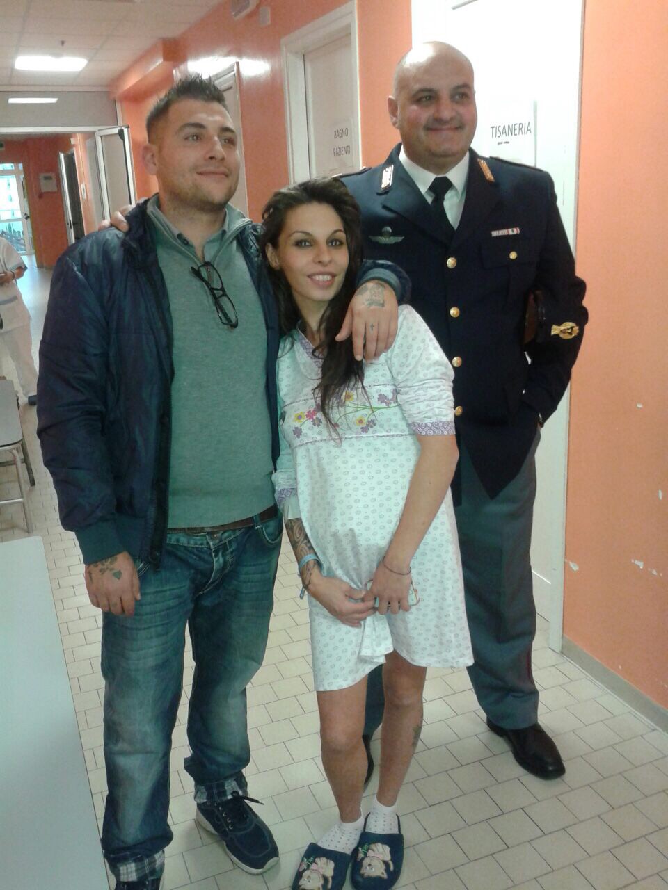 L’auto si rompe e partorisce al benzinaio, la neomamma aiutata da una volta della polizia