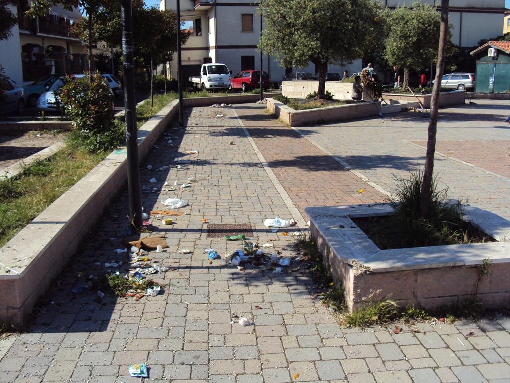 Guidonia. A Villalba i cittadini ripuliscono tombini e piazze