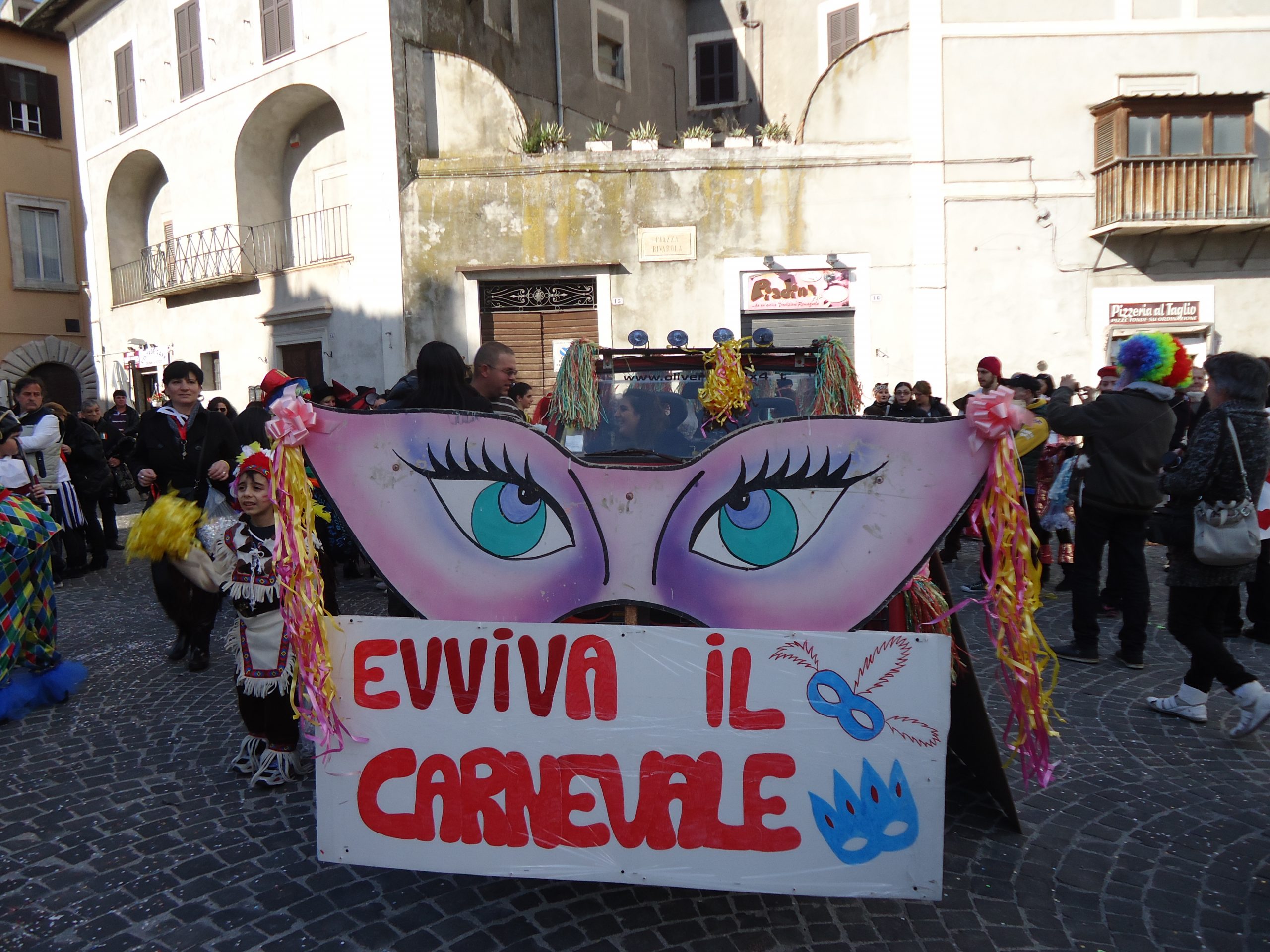 Artisti di strada, integrazione e tante maschere per il Carnevale di Tivoli 2015