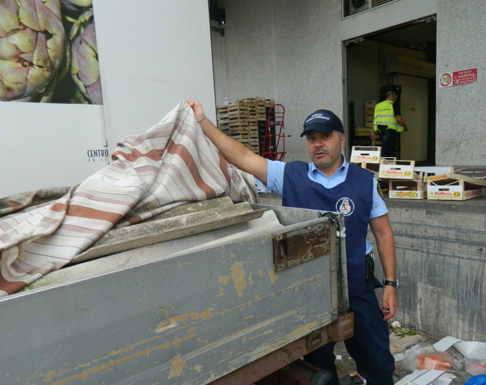 Beccato a gettare eternit al Car: una denuncia