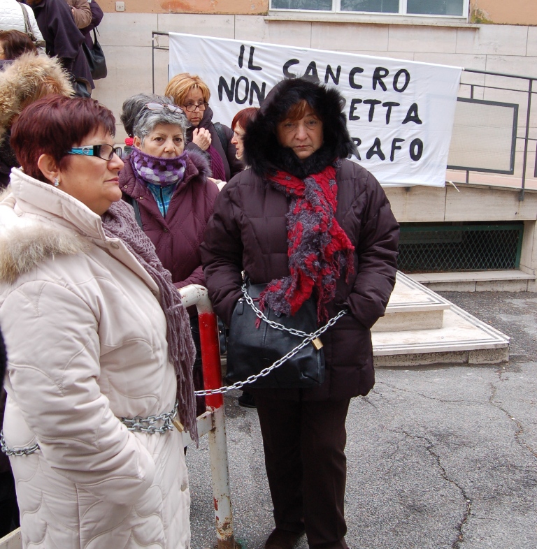 Incatenate perché “Il cancro non aspetta il mammografo”