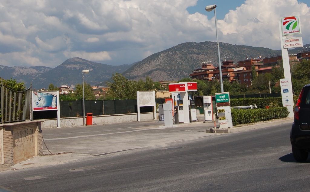 Rapina a mano armata ad un distributore: caccia a due uomini