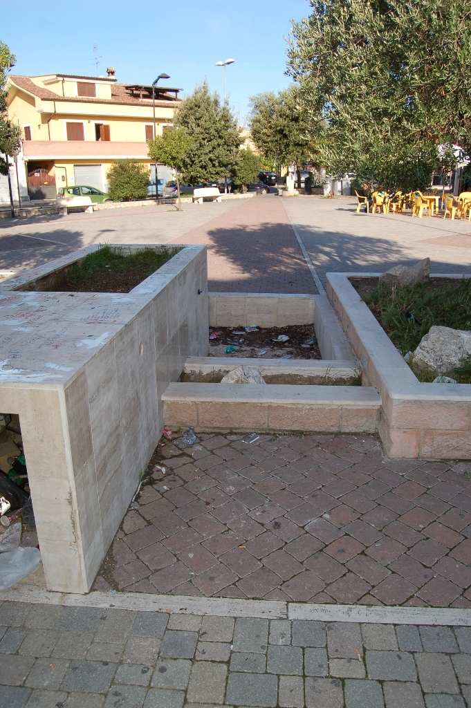 Vandali in azione a Villalba, si gioca a filetto sul travertino