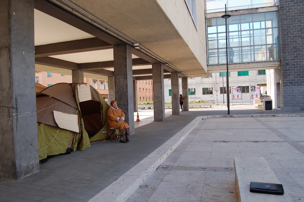 Guidonia, famiglie in attesa di case popolari montano tenda sotto il Comune