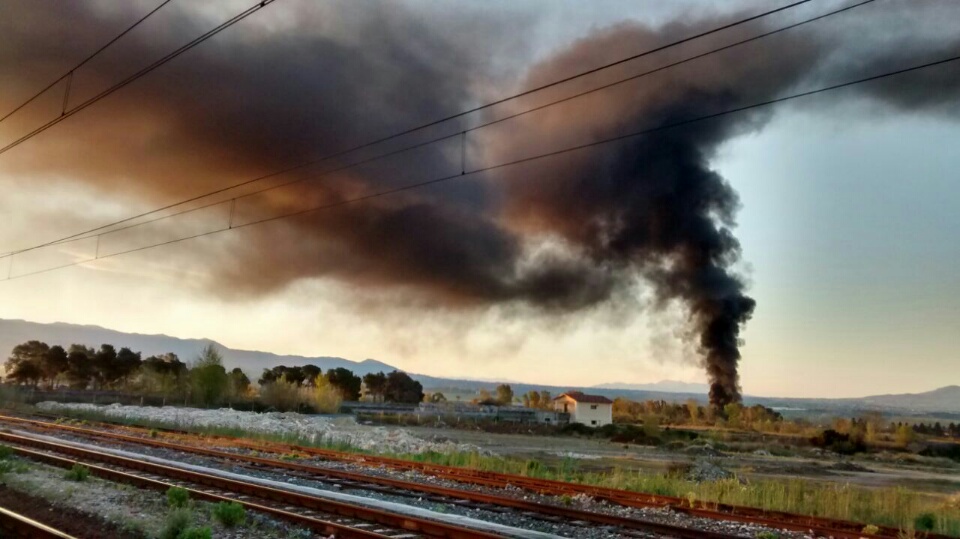 Stacchini: altro rogo di spazzatura, la colonna di fumo visibile da chilometri