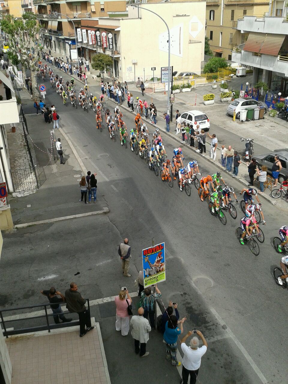 Giro d’Italia: il passaggio del gruppo lungo via Roma