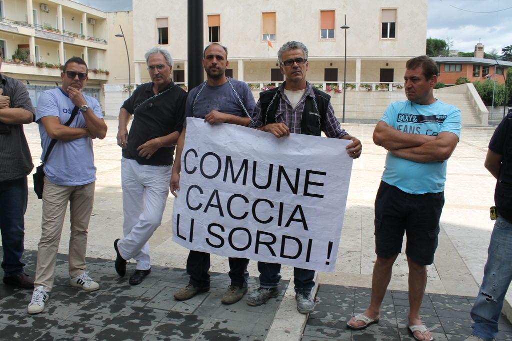 Il Comune non paga le fatture e loro restano senza stipendio: operai si incatenano in piazza