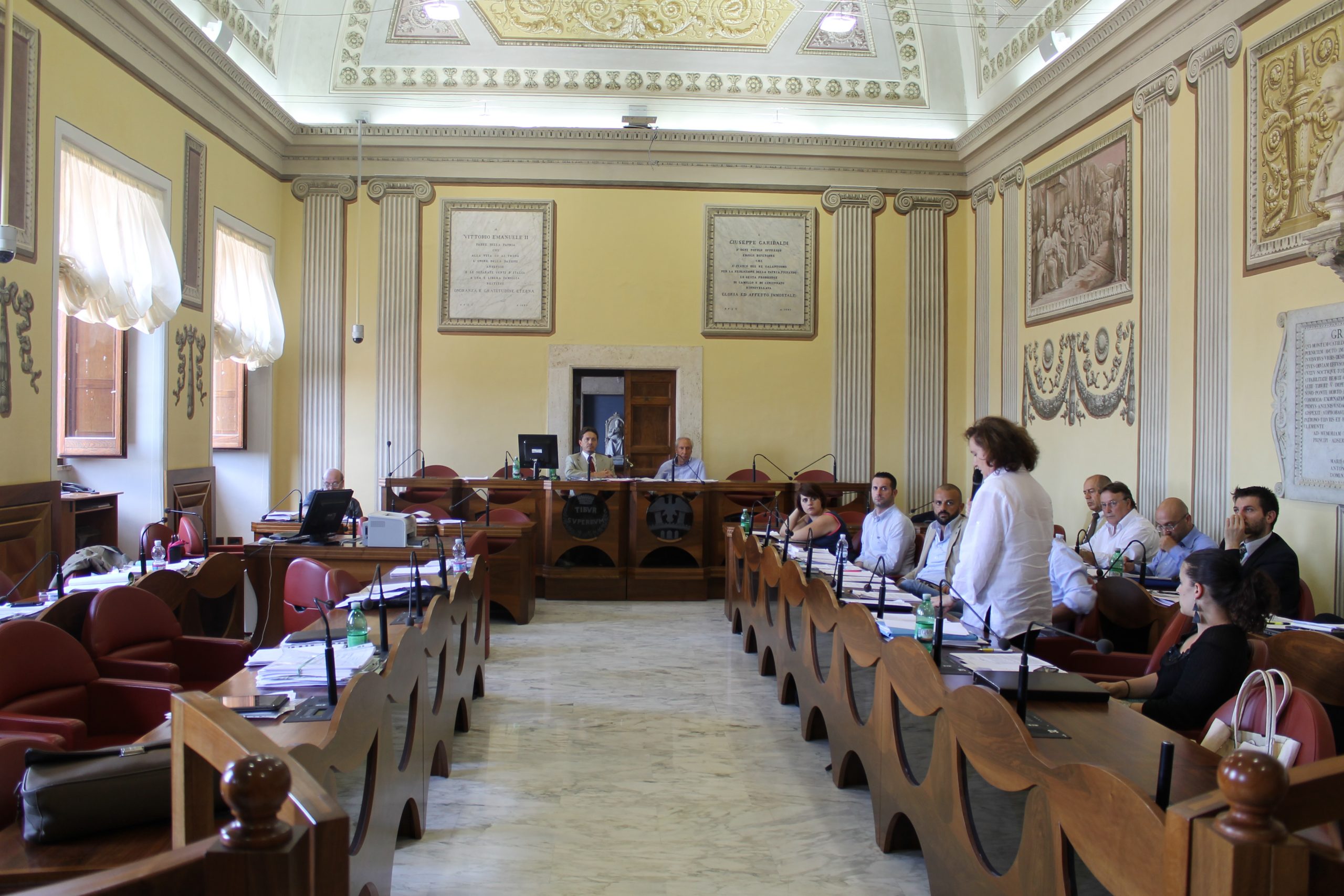 Tivoli, caos in consiglio. L’opposizione abbandona l’aula, i grillini votano con la maggioranza