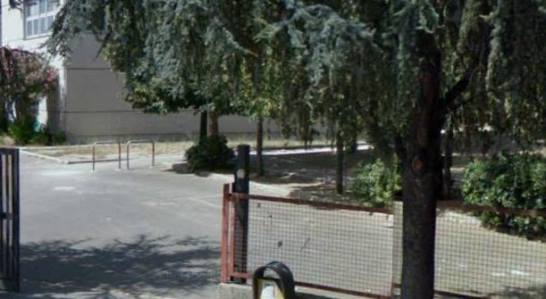 Squilibrato entra nella scuola e distribuisce volantini deliranti