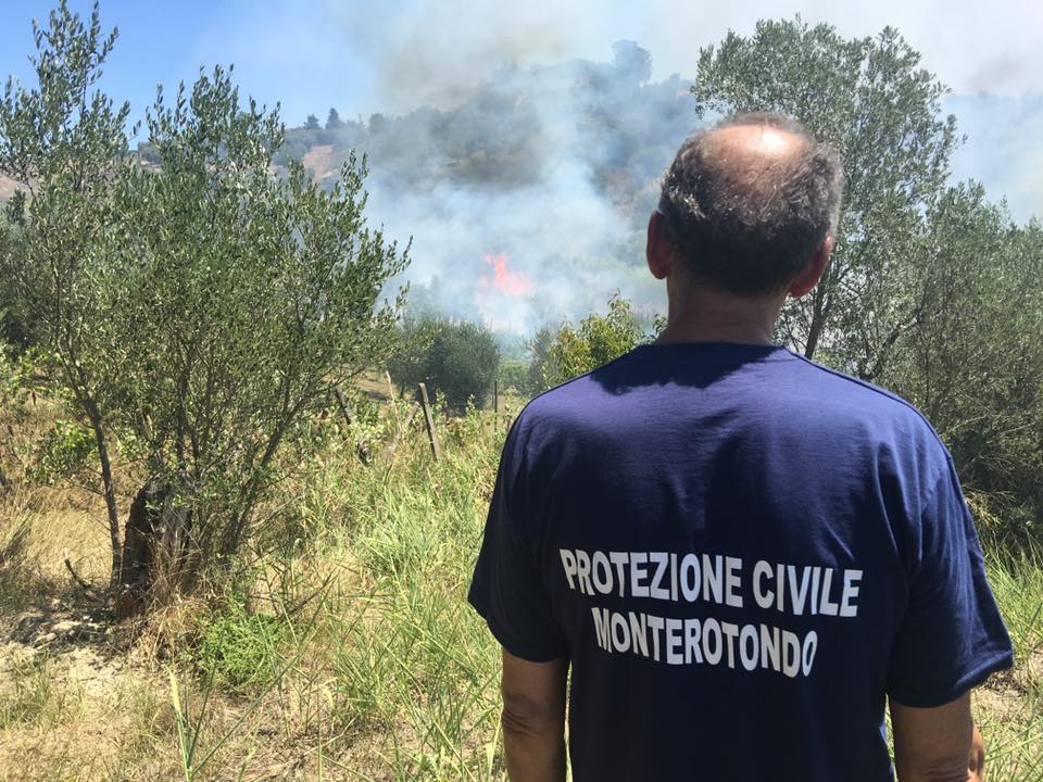 Monterotondo: grande incendio in località via di Valle Ricca