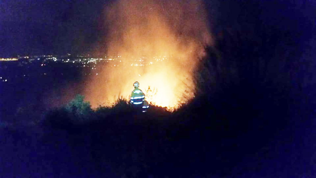 Via di Pomata: terzo incendio notturno in neanche due mesi. Il quinto rogo in 4 giorni