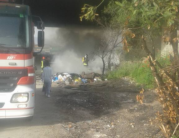 Il Comune bonifica Borgonovo, ma qualcuno dà fuoco alla discarica