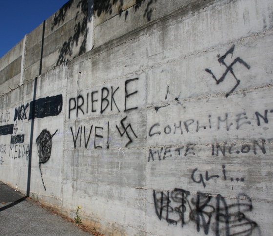 Scritte naziste sui muri dello stadio