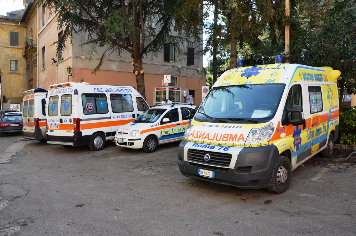 Uno degli anestesisti saluta il Centro mobile di rianimazione