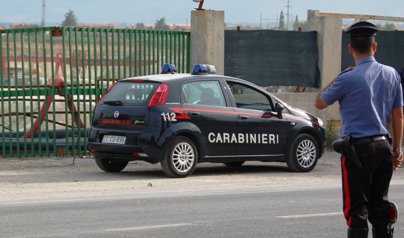 Sorpreso a vendere cocaina per strada, fugge sullo scooter