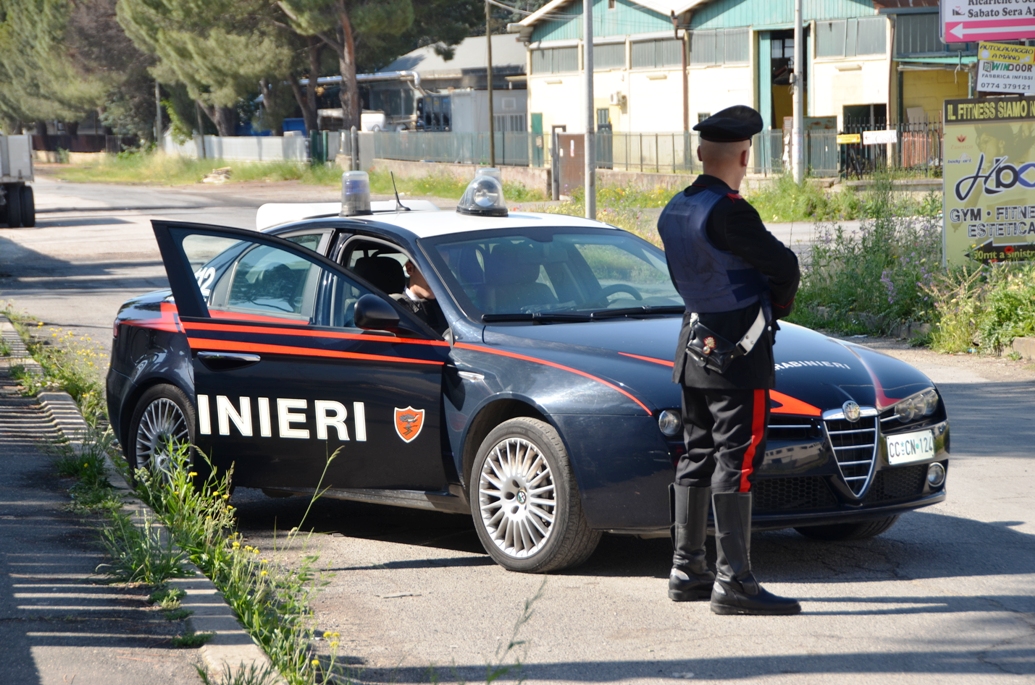 Ruba cibarie da una casa e poi la incendia, arrestato