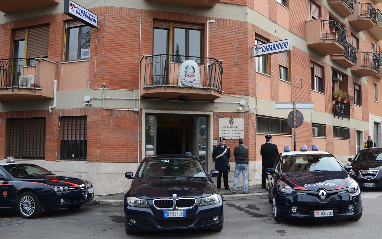 Roma Est: ruba mutande, lo scoprono e gli trovano 4 carte di credito rubate