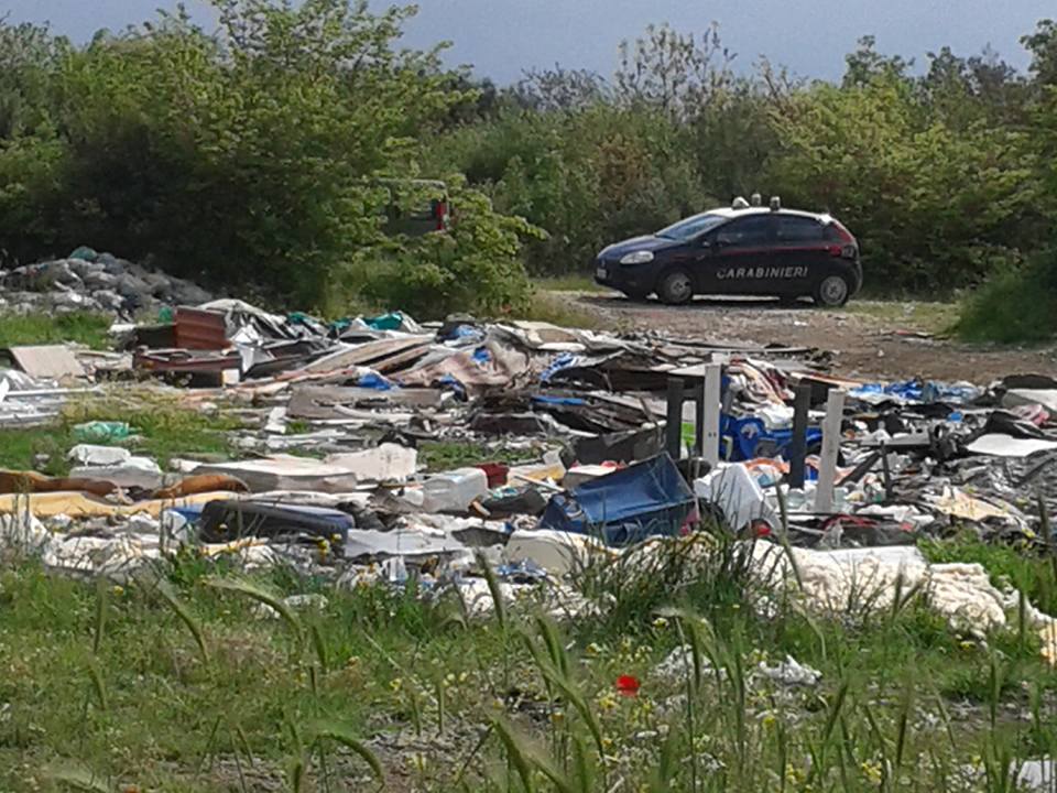 Sorpreso mentre buttava mobili in una discarica abusiva, multato e denunciato