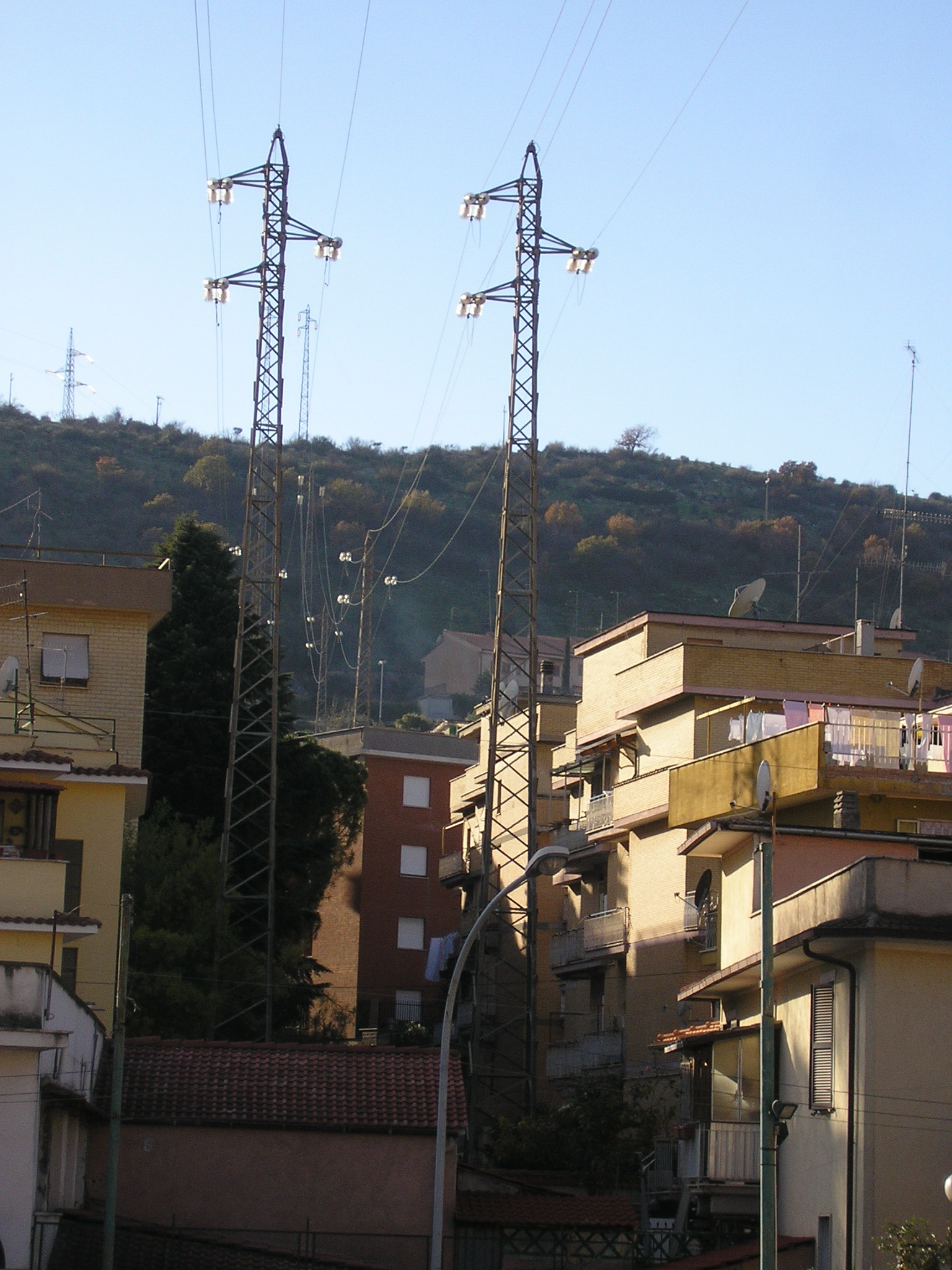 Elettrodotto ad alta tensione tra case e scuole: la Regione dice NO