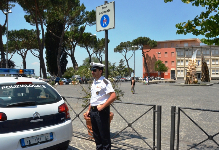 Follia alle poste: scavalca il bancone e manda per aria le raccomandate