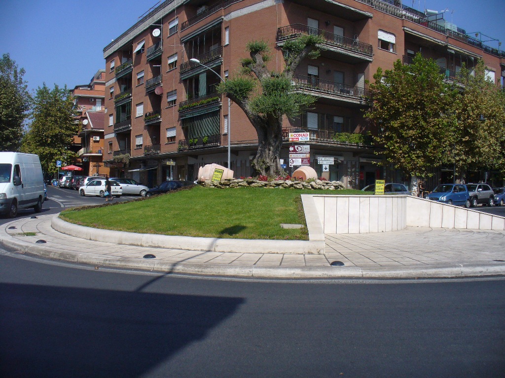 Lascia la figlia di 4 anni da sola in casa: denunciata la madre