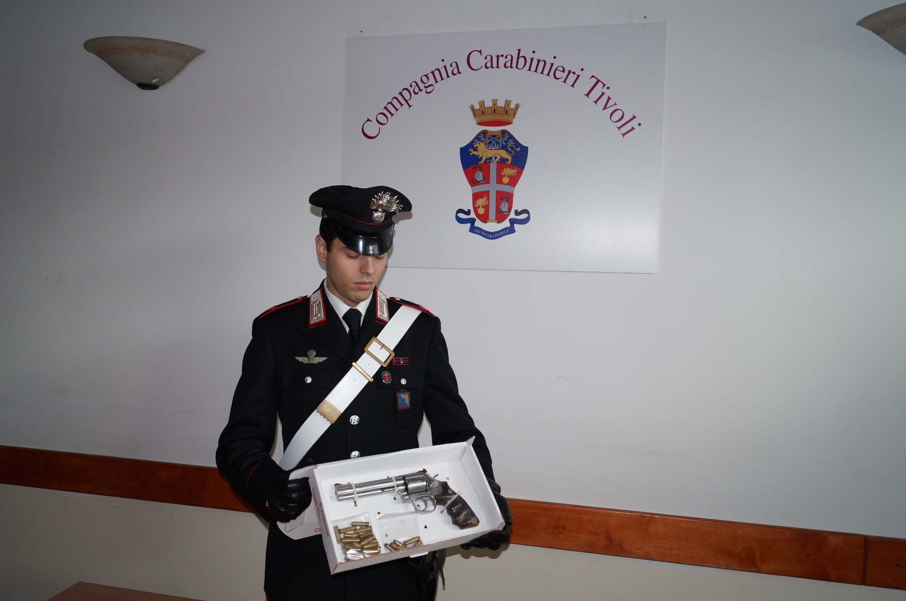 Guidonia, nascondeva una pistola in casa, arrestato 33enne