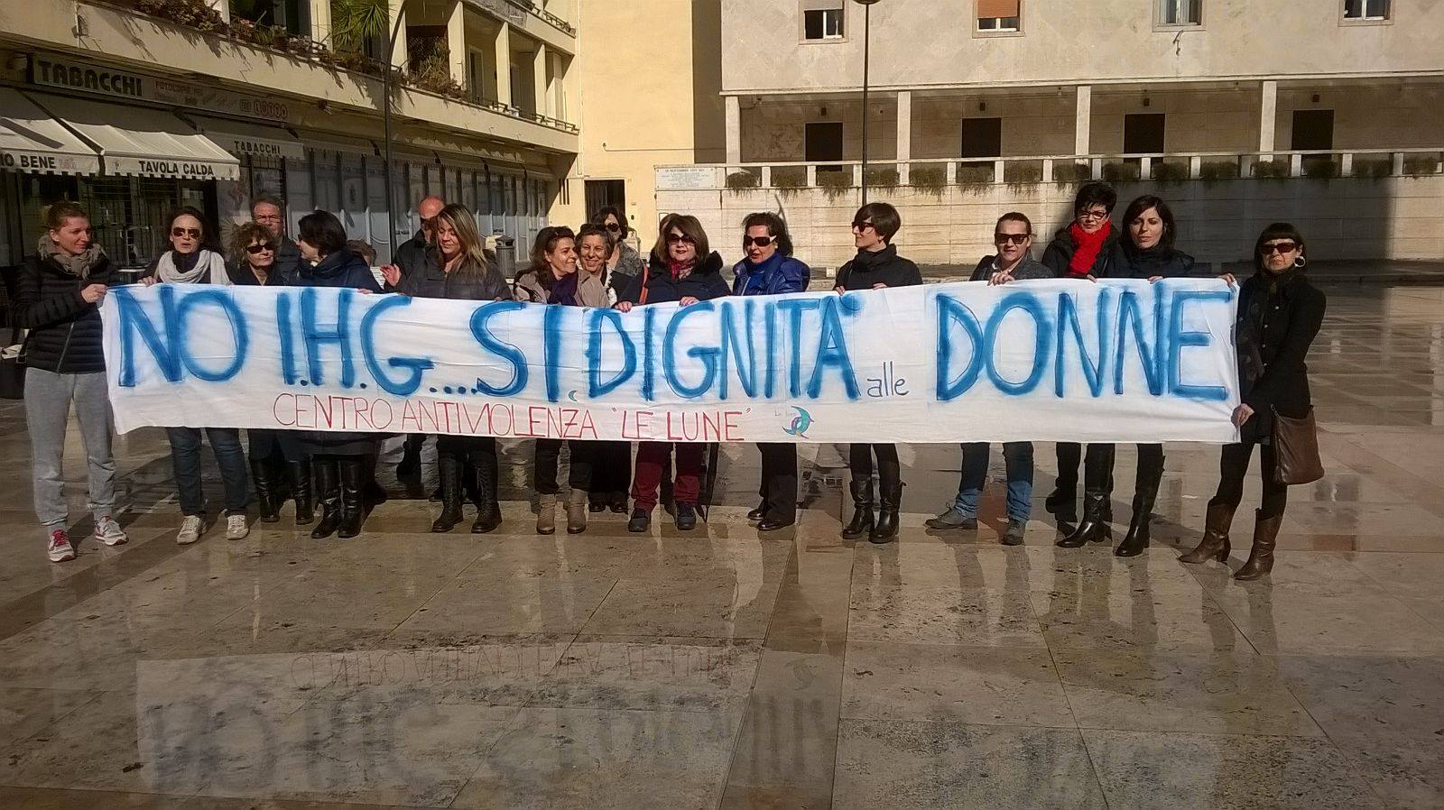 Trasferimento del centro antiviolenza Le Lune, protesta sotto al Comune