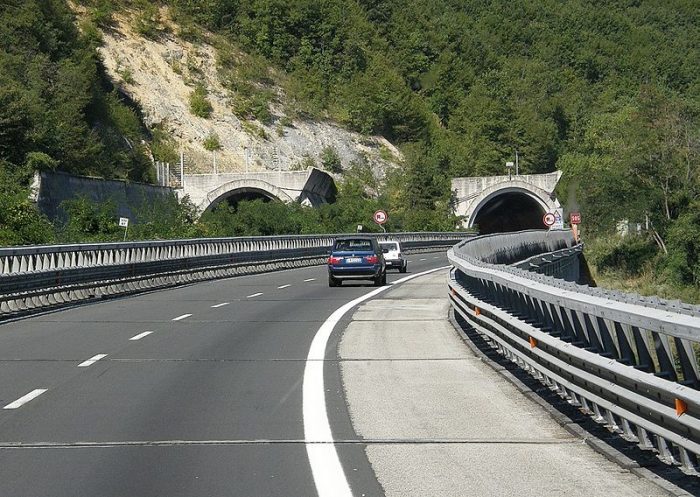 Incidente sulla A24, muore un uomo di 52 anni: stava andando contromano