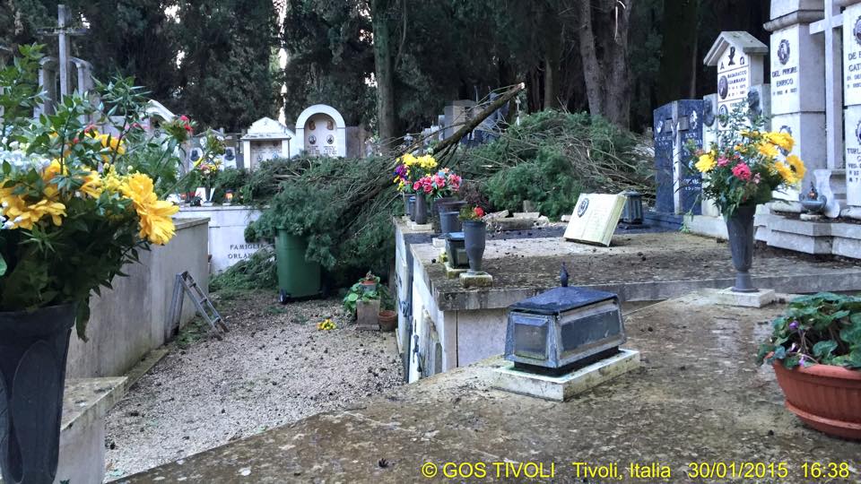 Cimitero: due cipressi caduti sulle tombe nel giro di poche ore