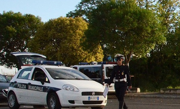 In moto (rubata) senza patente e sotto l’effetto di stupefacenti: denunciato