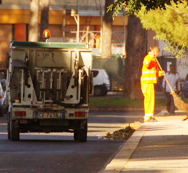 Al via le pulizie straordinarie della città. Attenzione ai divieti di parcheggio temporanei
