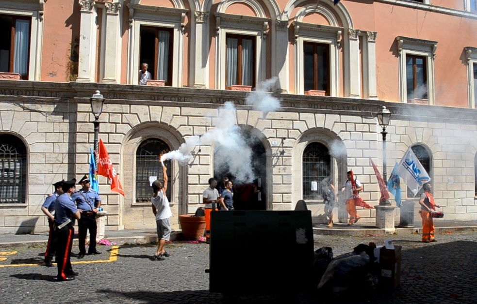 I lavoratori Asa tornano a scioperare, venerdì sit in sotto il Municipio