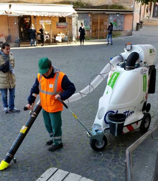 Asa: in funzione le nuove aspiratrici elettriche e le vecchie macchine spazzatrici ferme da anni