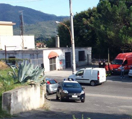 Ordigno rudimentale davanti ad un locale, paura alla Crocetta