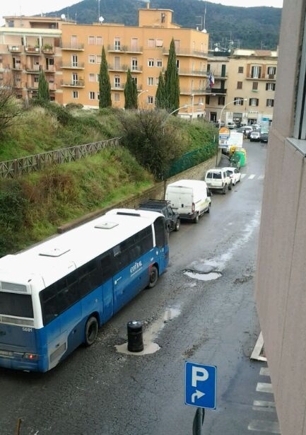 “Attenti alla buca”, un secchio dell’immondizia per segnalare la voragine