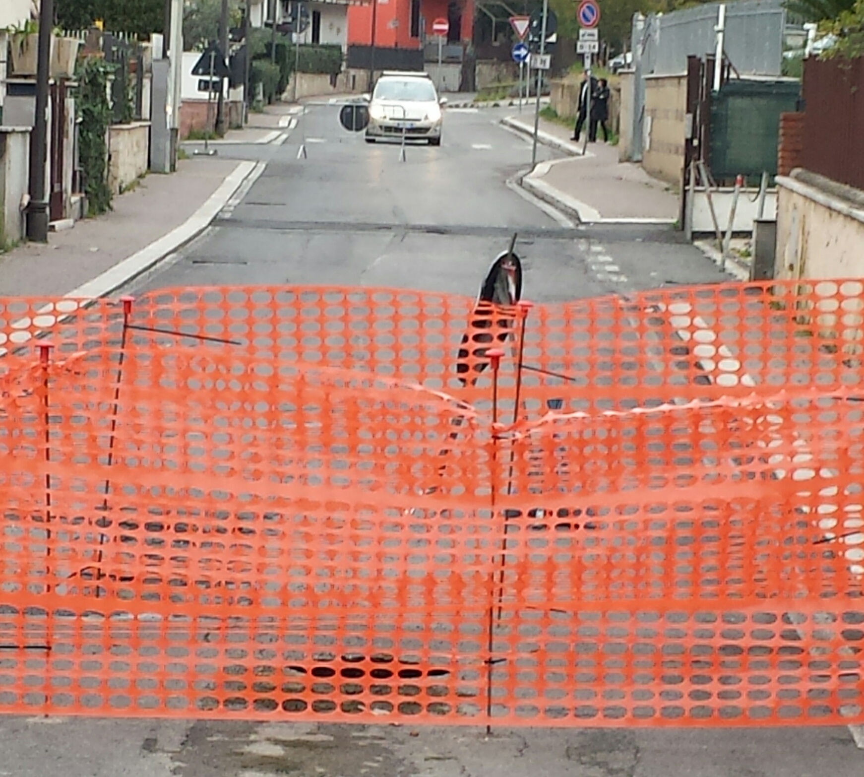 Villa Adriana: via Galli chiusa per una voragine