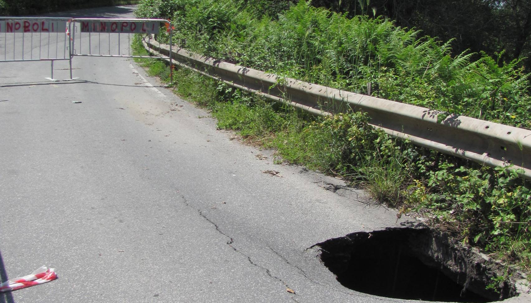 Via Marco Simone ancora chiusa “per buca”