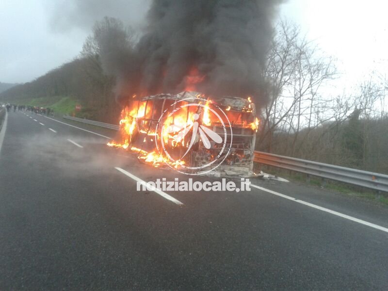 Ennesimo bus Cotral in fiamme