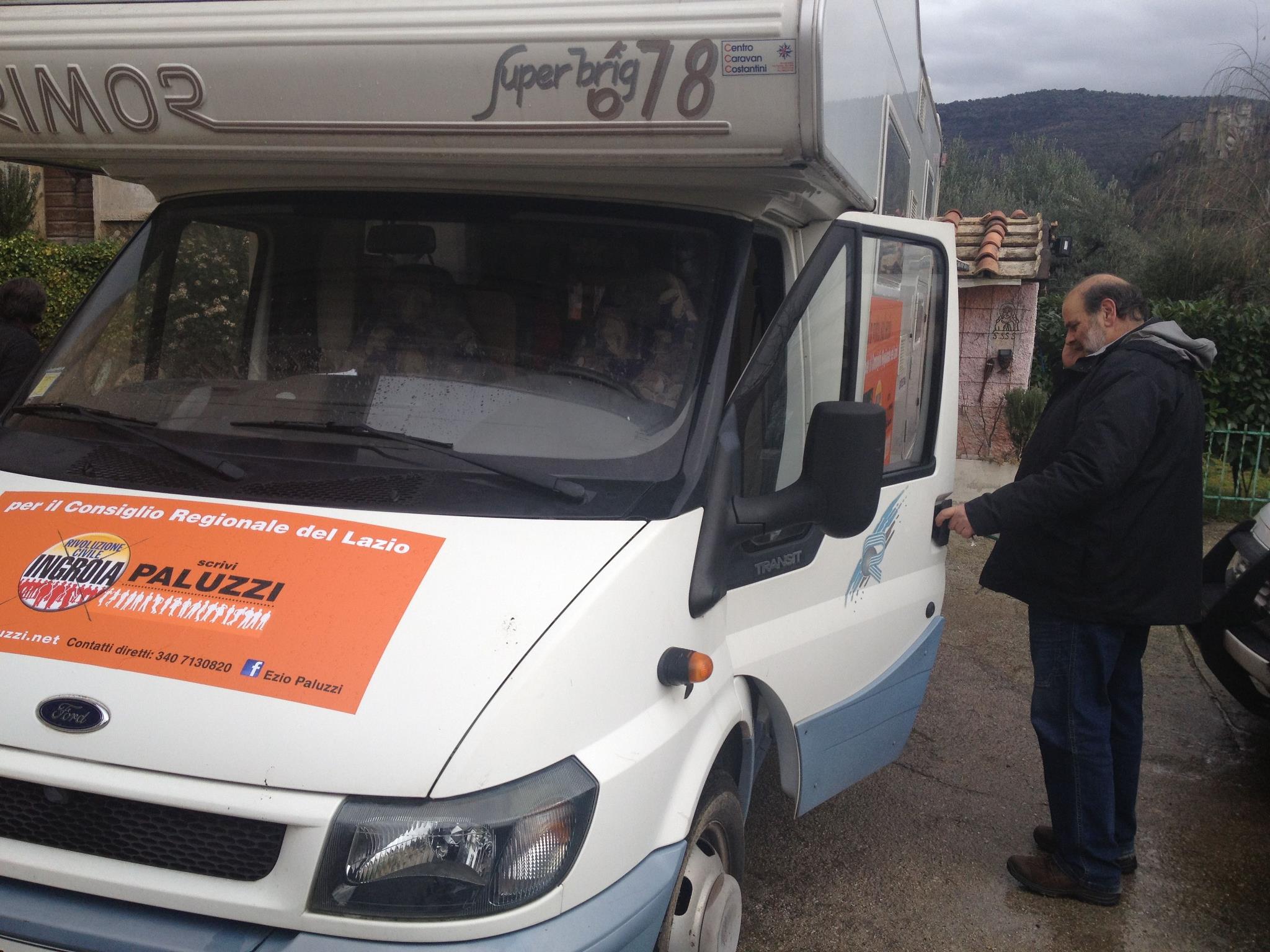 Paluzzi (Rivoluzione Civile) in campagna elettorale con il camper