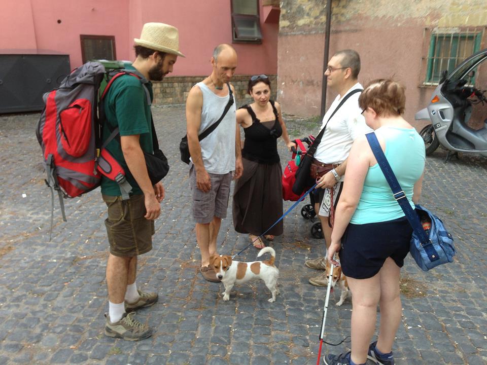 Villa Gregoriana: cade nel vuoto il cane di una non vedente