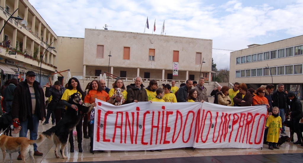 Cani in corteo: “Vogliamo il nostro parco”