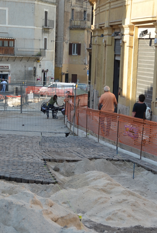 Operatori in aiuto delle persone con difficoltà motorie nelle aree cantiere