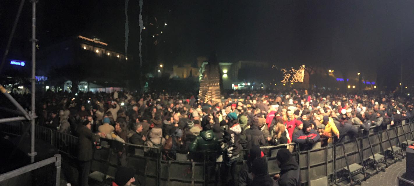 Capodanno in piazza, che successo. In migliaia sotto l’Arco