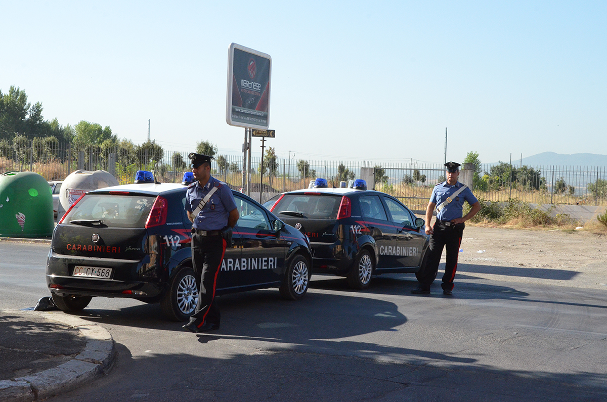 Occupavano un fabbricato e rubavano la corrente elettrica, tre persone in manette